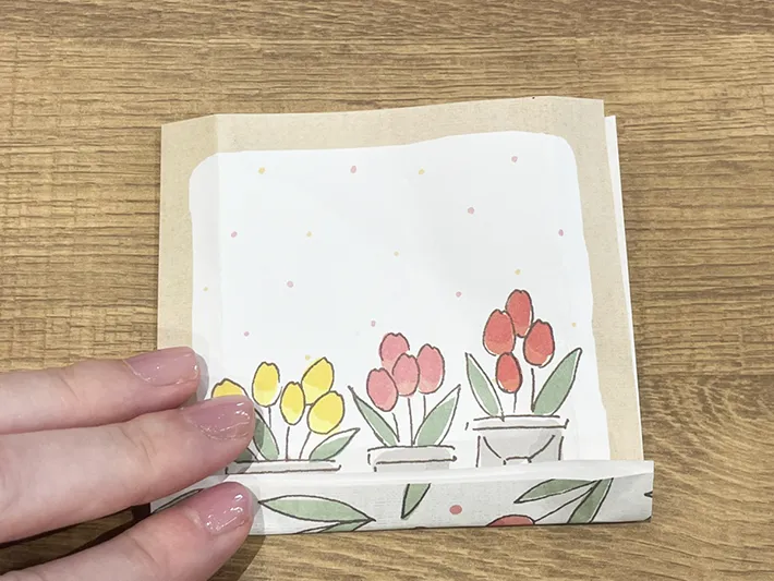 メモ2枚を折る写真（撮影：grapeライフハック編集部）