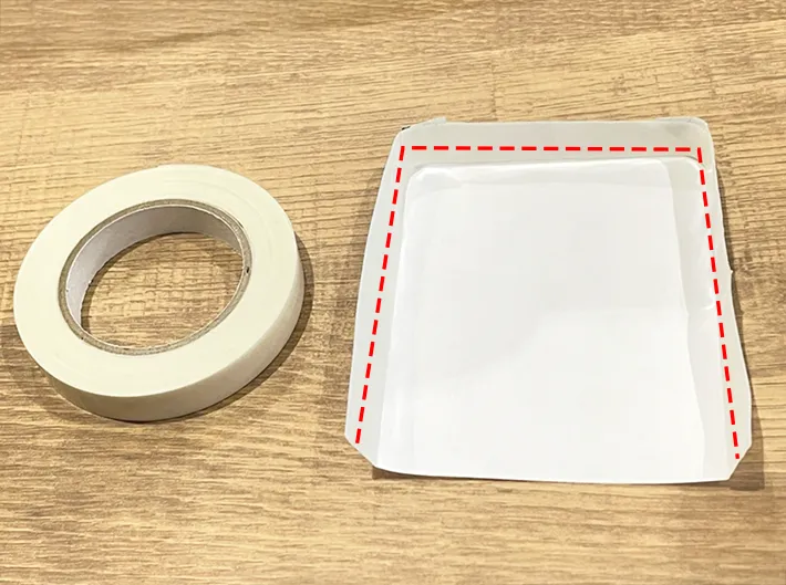 メモに両面テープを貼る写真（撮影：grapeライフハック編集部）