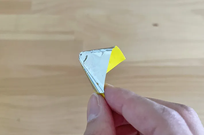 カットした袋の角をひっくり返した写真（撮影：grapeフード編集部）