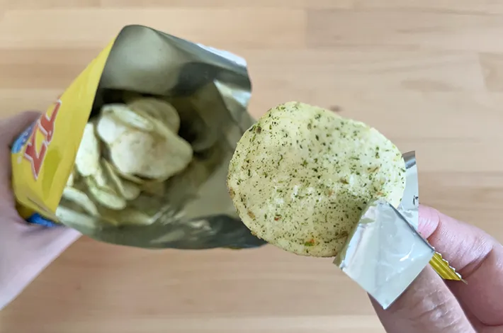 ポテトチップスを食べている写真（撮影：grapeフード編集部）