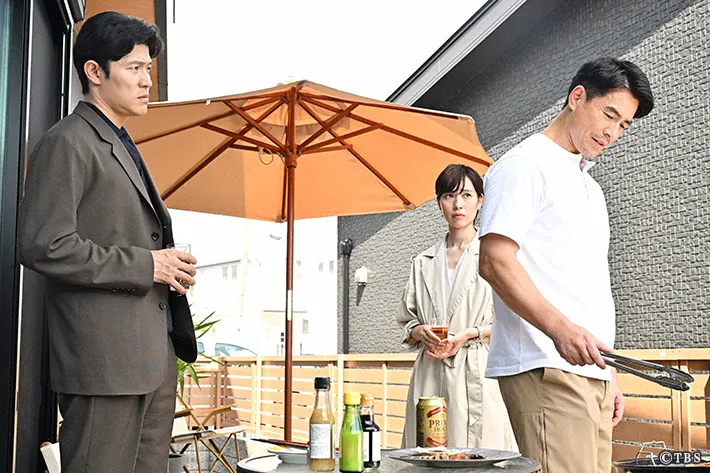 『リブート』に出演する鈴木亮平さんと戸田恵梨香さんが写る場面写真