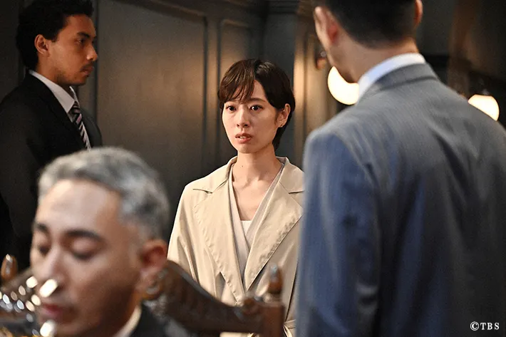 『リブート』に出演する戸田恵梨香さんと市川團十郎さんが写る場面写真