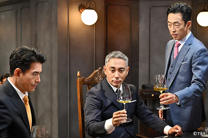 『リブート』に出演する伊藤英明さんと市川團十郎さんが写る場面写真