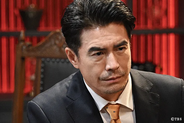 『リブート』に出演する鈴木亮平さんが写る場面写真