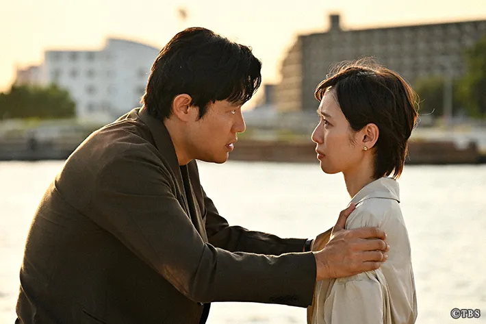 『リブート』に出演する鈴木亮平さんと戸田恵梨香さんが写る場面写真