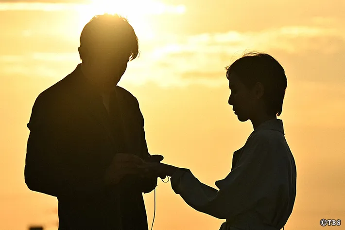 『リブート』に出演する鈴木亮平さんと戸田恵梨香さんが写る場面写真