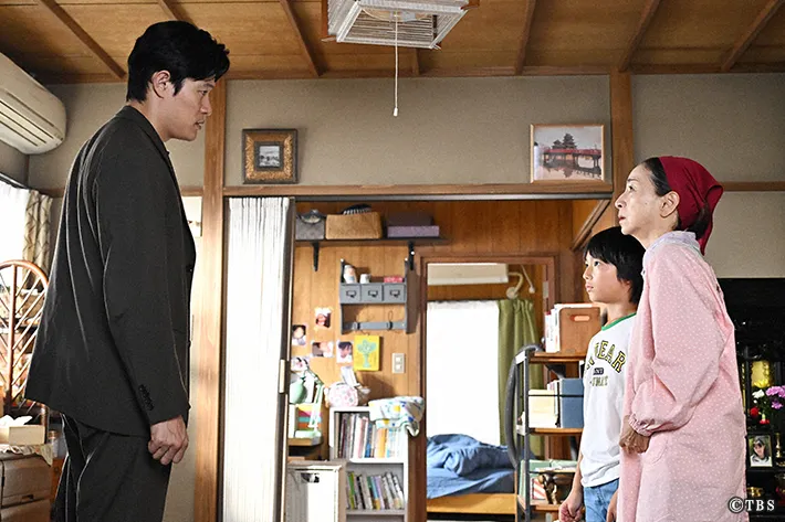 『リブート』に出演する鈴木亮平さんが写る場面写真