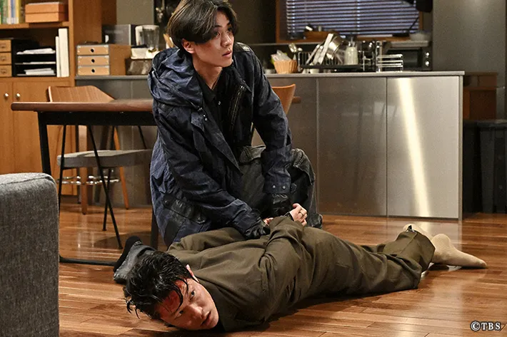 『リブート』に出演する鈴木亮平さんと永瀬廉さんが写る場面写真