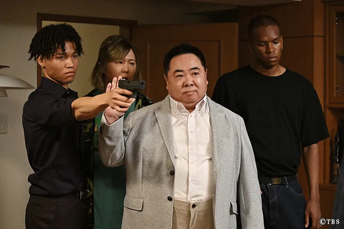 『リブート』に出演する塚地武雅さんと藤澤涼架さんが写る場面写真