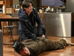 『リブート』に出演する鈴木亮平さんと永瀬廉さんが写る場面写真