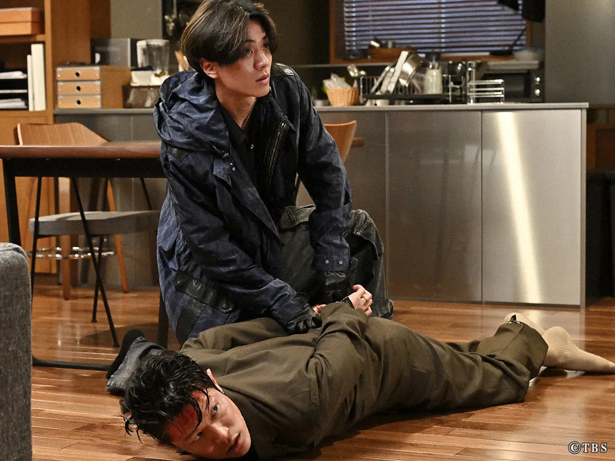 『リブート』に出演する鈴木亮平さんと永瀬廉さんが写る場面写真