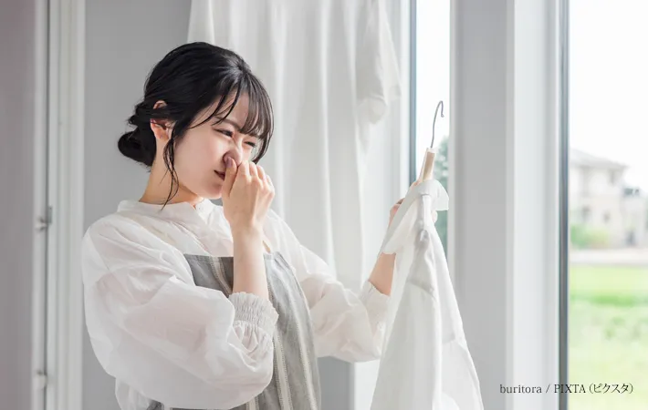 『生乾き臭に悩む主婦の女性』の写真