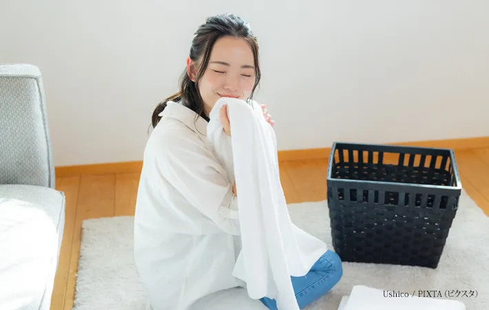 『 洗濯物を畳む女性』の写真