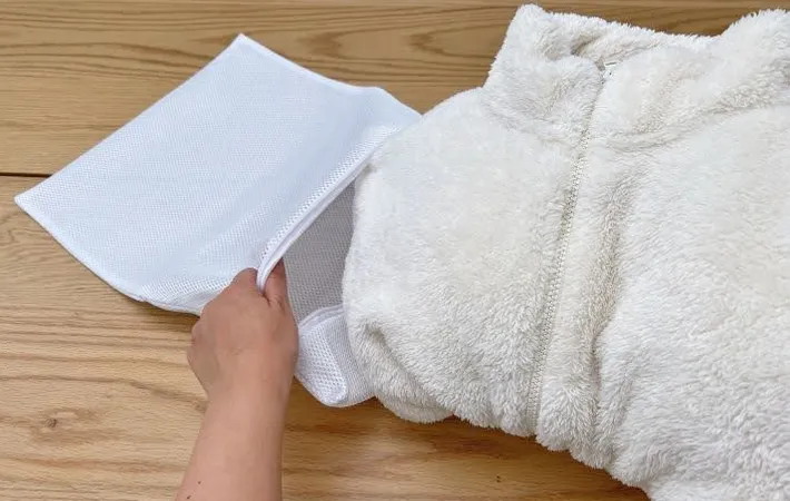 『衣類を洗濯ネットに入れる』写真（撮影：Heulie）