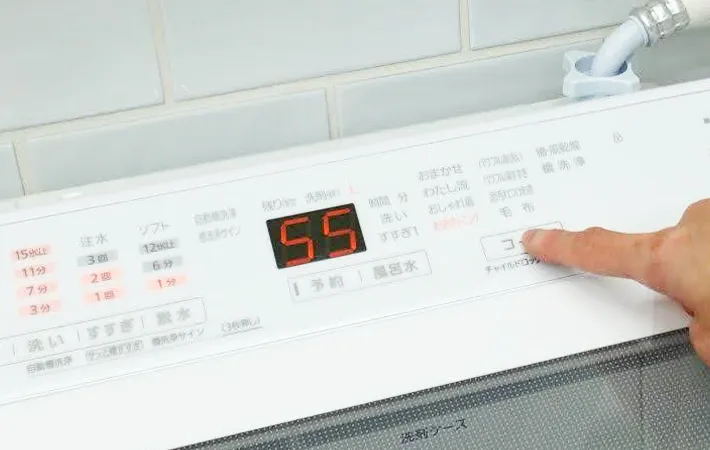 『洗濯機のボタンを押す』写真（撮影：Heulie）