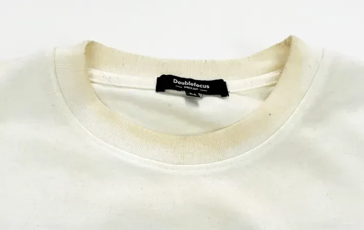 『ニットの首もとの汚れ』の写真（撮影：Heulie）