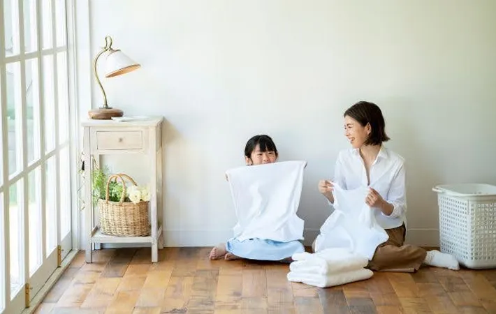 『衣類を畳む女性と子供』の写真（撮影：Heulie）