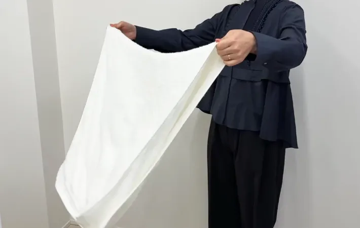 『タオルを振りさばいている』写真（撮影：Heulie）