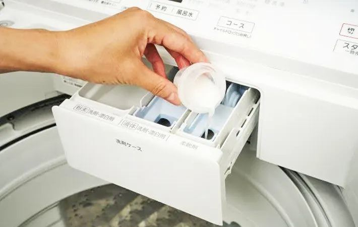 『柔軟剤を洗濯機に入れる』写真（撮影：Heulie）
