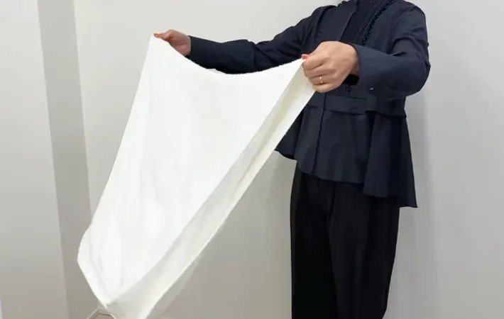 『タオルを振りさばいている』写真（撮影：Heulie）