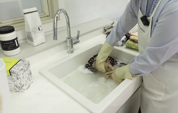 『つけ置き洗いをする女性』の写真（撮影：Heulie）