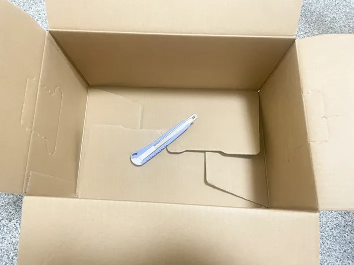 ダンボールの底の写真（撮影：grapeライフハック編集部）