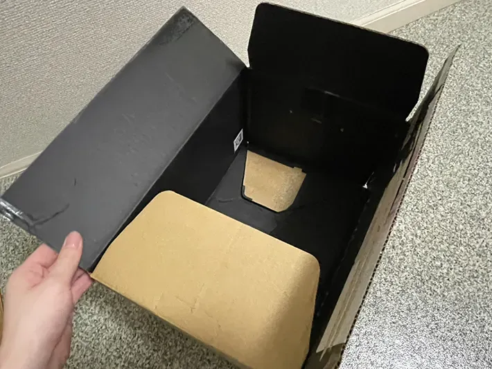 ダンボールを組み立て直す写真（撮影：grapeライフハック編集部）