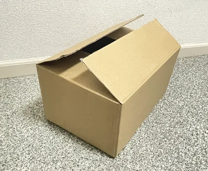 無地のダンボールの写真（撮影：grapeライフハック編集部）