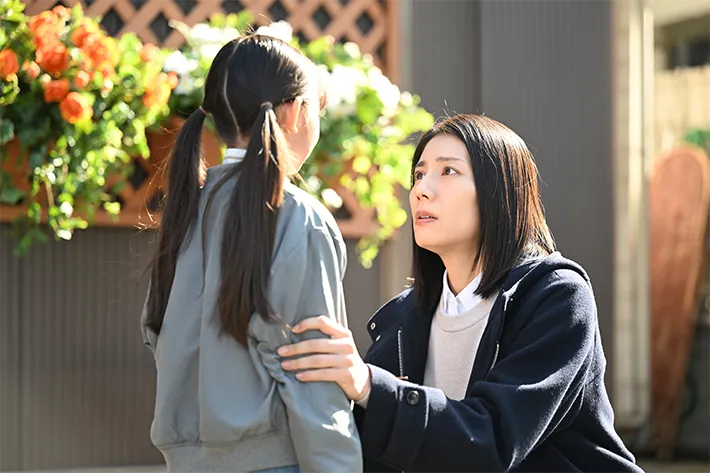 『夫に間違いありません』に出演する松下奈緒さんが写る場面写真