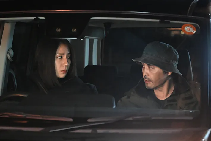 『夫に間違いありません』に出演する松下奈緒さんと安田 顕さんが写る場面写真