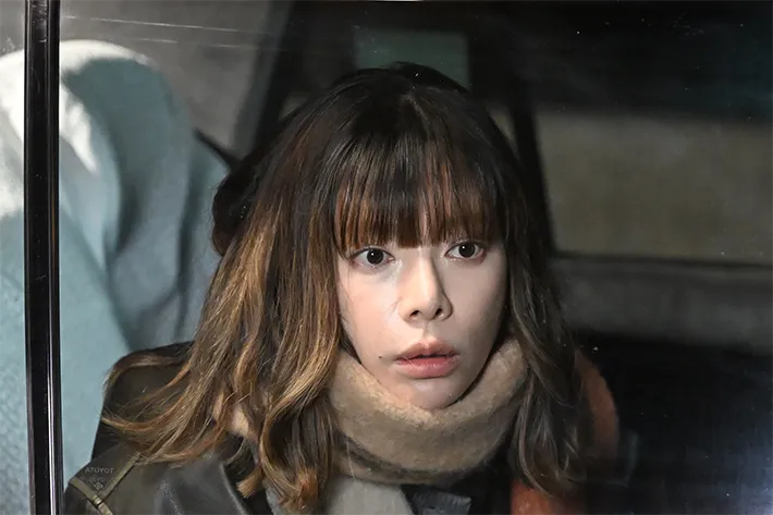 『夫に間違いありません』に出演する桜井ユキさんが写る場面写真