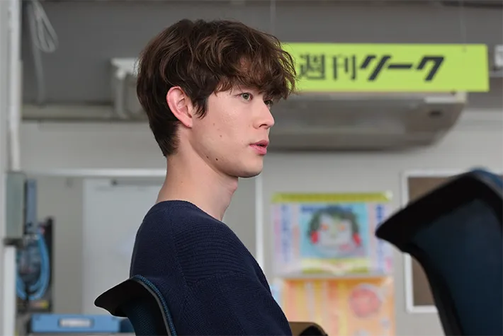 『夫に間違いありません』に出演する宮沢氷魚さんが写る場面写真