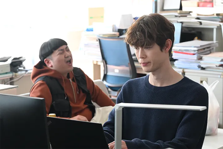 『夫に間違いありません』に出演する宮沢氷魚さんと大朏岳優さんが写る場面写真