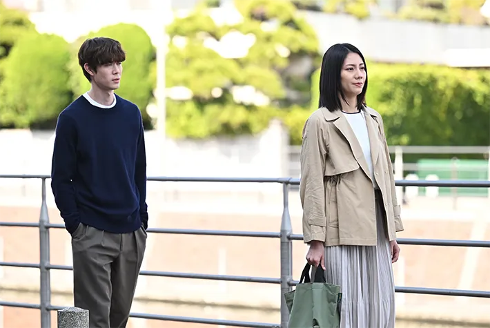 『夫に間違いありません』に出演する松下奈緒さんと宮沢氷魚さんが写る場面写真