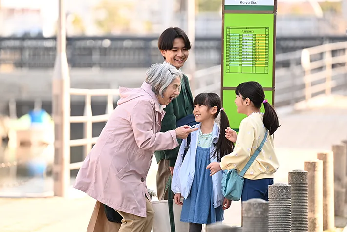 『夫に間違いありません』に出演する朝加真由美と山﨑真斗さんが写る場面写真