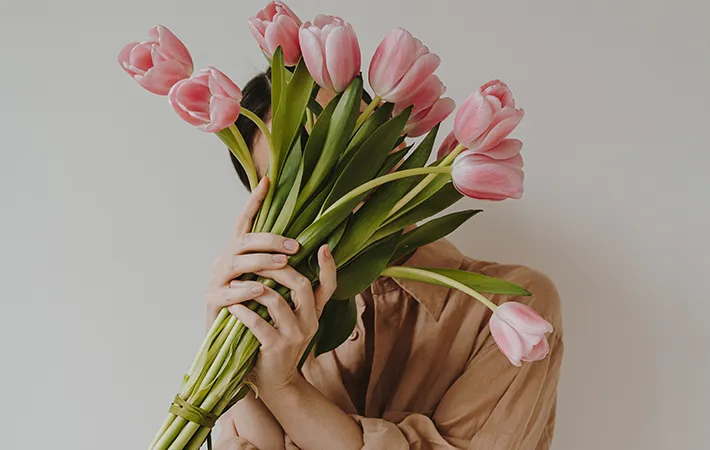 花束を持つ人の写真