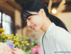 花を選ぶ女性の写真