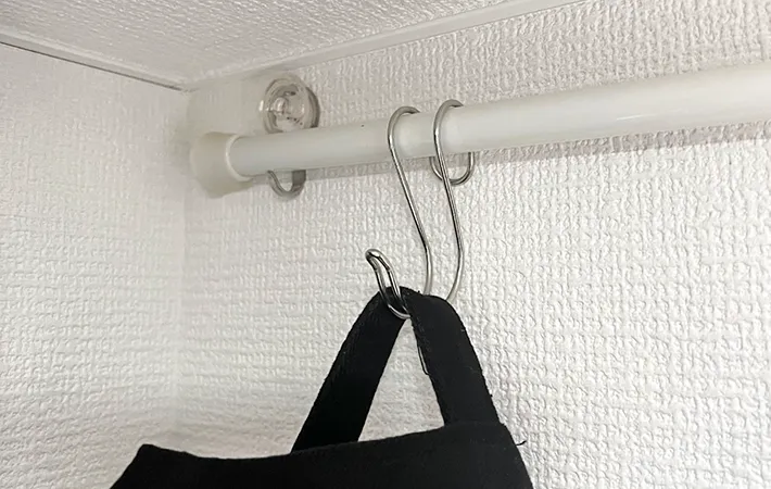 壁につけたフックにつっぱり棒をかけている写真（撮影：Classy Life）