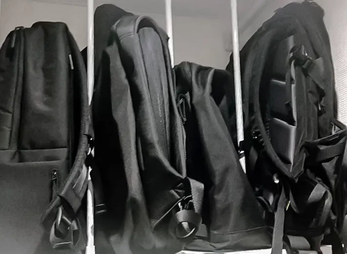 つっぱり棒で大きなリュックを収納している写真（撮影：Classy Life）