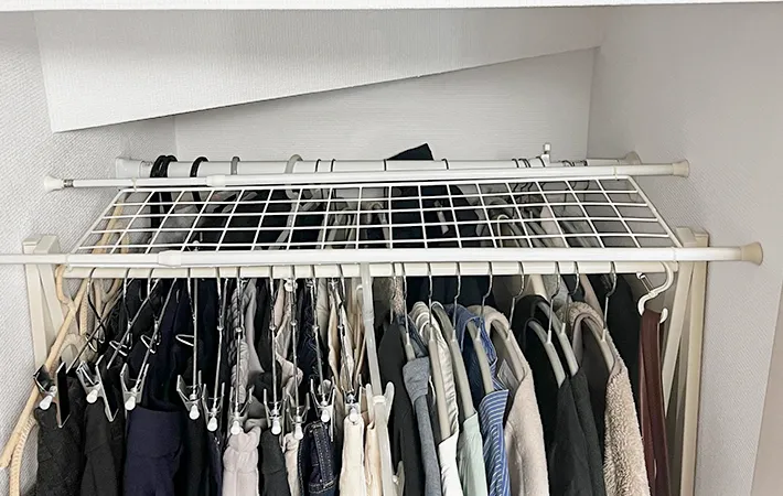 つっぱり棒で作成した枕棚の写真（撮影：Classy Life）