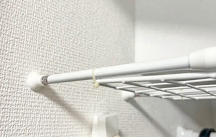 つっぱり棒で作成した枕棚の写真（撮影：Classy Life）