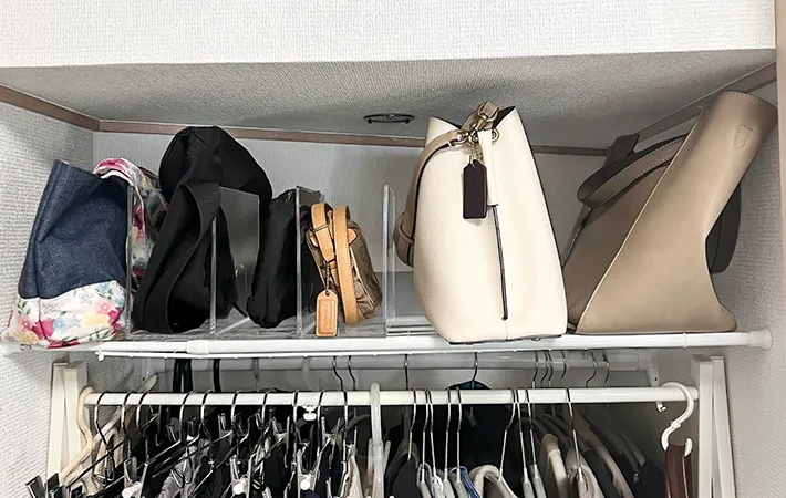 枕棚に小さなカバンを収納した写真（撮影：Classy Life）