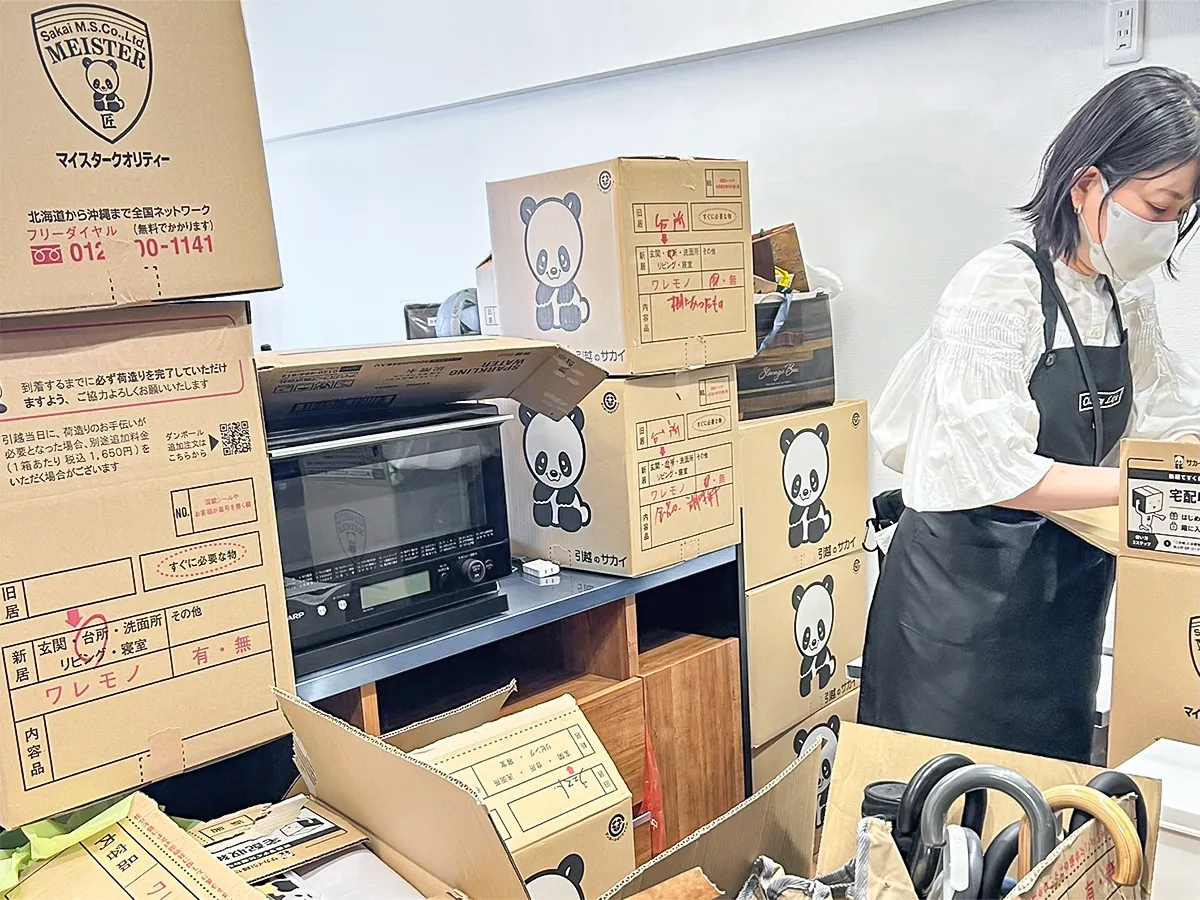 引っ越しの作業をする女性の写真（撮影：Classy Life）