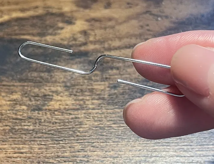 折り曲げたゼムクリップの写真（撮影：grapeライフハック編集部）