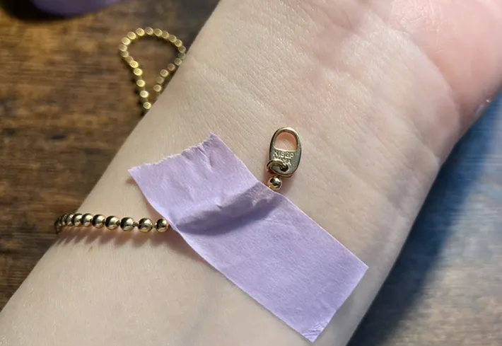 マスキングテープでブレスレットのプレートを固定する写真（撮影：grapeライフハック編集部）