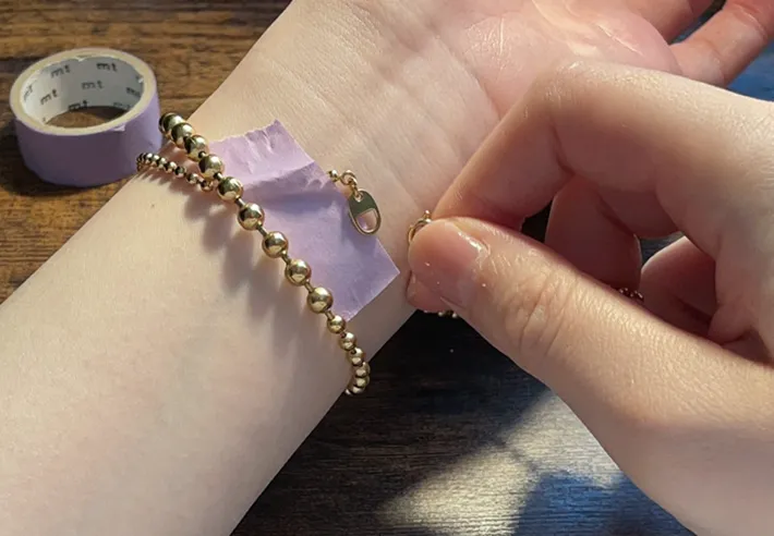ブレスレットを装着する写真（撮影：grapeライフハック編集部）