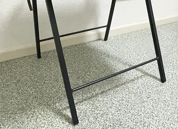 椅子の脚の写真（撮影：grapeライフハック編集部）