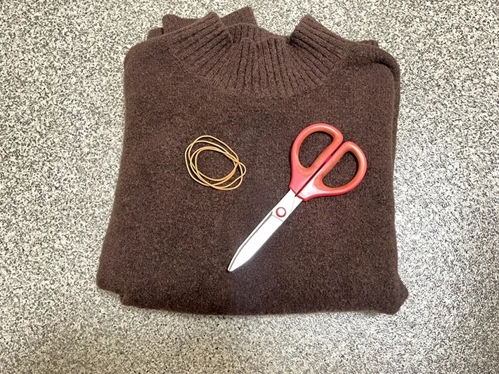 ニット、輪ゴム、ハサミの写真（撮影：grapeライフハック編集部）