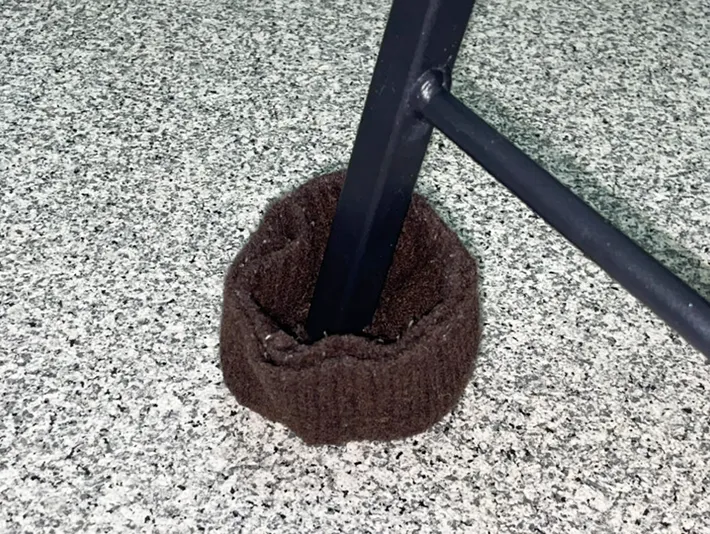 ニットの切れ端を椅子の脚にはめる写真（撮影：grapeライフハック編集部）
