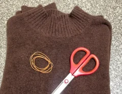 ニット、輪ゴム、ハサミの写真ニットの端を輪ゴムで結んだ写真（撮影：grapeライフハック編集部）